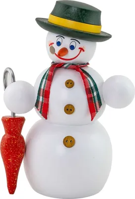 Ein fröhlicher Schneemann mit einem rot-grün karierten Schal und einem roten Schirm in der Hand trägt einen grünen Hut mit gelbem Band und lächelt freundlich.