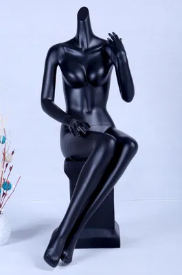 Produktbild von X+4 sitzend Schaufensterpuppe schwarz matt lackiert hochwertig ohne Kopf mit Metallplatte Frau Weiblich