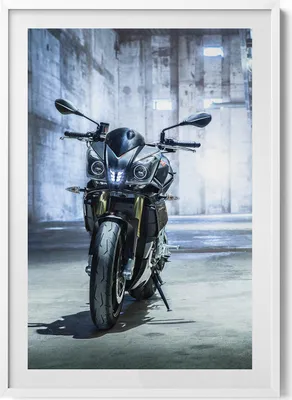 Produktbild von Motorrad in einer betonierten Gasse– Wandbild mit Rahmen – Gerahmtes Bild  – Wanddekoration – 70x100 cm –  Weiß Rahmen