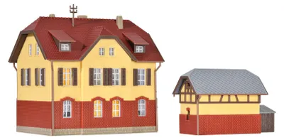 Produktbild von Kibri 37112 - N Eisenbahner-Wohnhaus mit Nebengebäude inkl.Hausbeleuchtungs-Startset, Funktionsbausatz - Neu