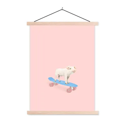 Produktbild von MuchoWow® Textilposter Schwein - Rosa - Skateboard - Blau - Tiere 40x53 cm mit holzfarbenen Rahmen - Schlafzimmer
