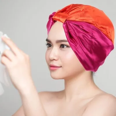 Image de 3 bonnets de nuit en satin pour femmes, à double couche et élastiques, qui aident à maintenir l'hydratation des cheveux et à les maintenir en place pendant le sommeil et lors de l'application du maquillage