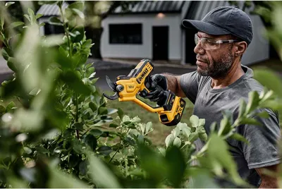 Produktbild von DeWALT Akku-Astschere DCMPP568N-XJ, Gartenschere, Astsäge, Strauchschere, 38mm Schnittstärke, 18V