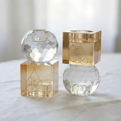 Produktbild von Umkehrbare Schabbat- und Havdala-Kerzenständer aus Kristall, Bernstein und transparentem Glas, mit geometrischem Design, in Form von Kugeln und Würfeln