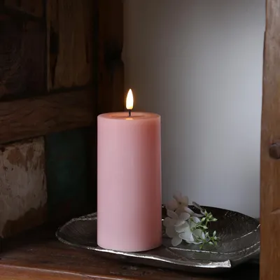 LED Stumpenkerze MIA - Echtwachs - realistische 3D Flamme - H: 15cm - Batteriebetrieb - rosa