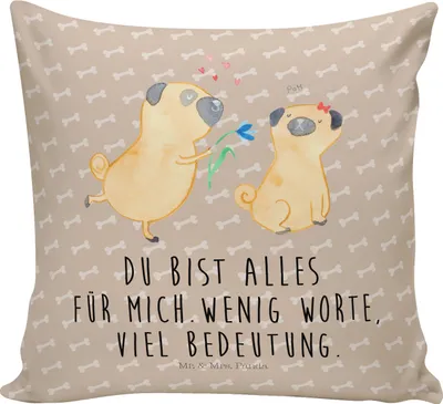 Produktbild von Mr. & Mrs. Panda Dekokissen Mops Verliebt - Hundeglück - Geschenk, kuschelkissen 40x40, Hund, Knuffig, Kopfkissen, Sofakissen, Freund, Deko Kissen, Pure Liebe, Sprüche