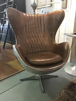 Image de Fauteuil œuf en cuir, couleur marron, structure en métal argenté. Fauteuil "œuf", modèle "Flieger Club"