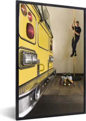 Produktbild von MuchoWow® Gerahmtes Poster Feuerwehrmann auf Mast 60x90 cm - Poster mit Schwarzem Bilderrahmen Wandposter Rahmen Foto Bilder - Kunst
