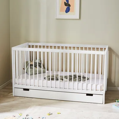 Produktbild von Babybett Kinderbett Gitterbett 60x120 cm mit Schublade höhenverstellbar & herausnehmbare Sprossen | Buchenholz weiss sehr stabil  Europe