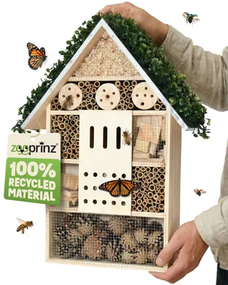 Produktbild von Insektenhotel Wetterfest Metalldach mit Deko zooprinz | Massivholz | Aufhängbar | 31 x 50 cm | Bambus Holzspäne Holzlöcher Kiefernholz