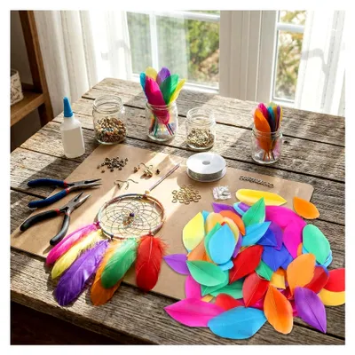 Produktbild von Bunte Federn zum Basteln, 200 Stück für Traumfänger, Karneval, Fasching, Masken, Schulhandwerk, Hochzeit, DIY Ohrringe