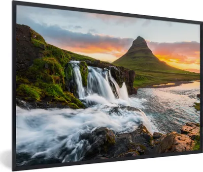 Produktbild von MuchoWow® Gerahmtes Poster Der Berg Kirkjufell und der Wasserfall Kirkjufellfoss bei Sonnenaufgang in Island 90x60 cm - Poster mit Schwarzem Bilderrahmen Wandposter Rahmen Foto Bilder - Fotorahmen - Foto-Plakat