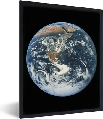 Produktbild von MuchoWow® Gerahmtes Poster Der Planet Erde gegen einen dunklen Himmel 60x80 cm - Poster mit Schwarzem Bilderrahmen Wandposter Rahmen Foto Bilder - Premium - Wanddeko Wohnzimmer