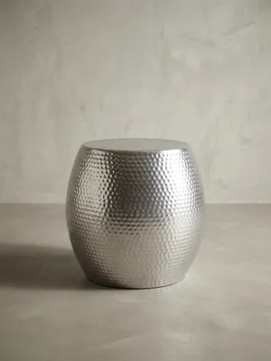 Produktbild von Beistelltisch "Enns": Orientalisch, Hammerschlag-Struktur, Aluminium. Silber, 42x42x42 cm | Kadima Design