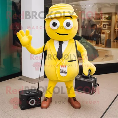 Immagine prodotto di Personaggio del costume della mascotte REDBROKOLY della macchina fotografica gialla vestito con pantaloni e borse