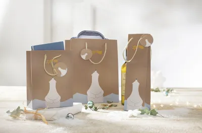 Produktbild von SIGEL GT049 Geschenktasche groß - beige - mit Bodeneinlage, Geschenkanhänger und farblich abgestimmten Tragekordeln - Kraftkarton - 26 x 33 cm
