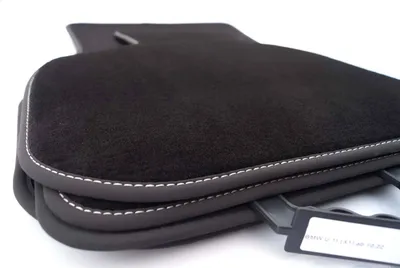 Immagine prodotto di Tappetini per BMW X1 MX1 (U11) dal 2022 Tappetini per auto in velours di qualità originale in 4 pezzi, nero, cuciture decorative bianche