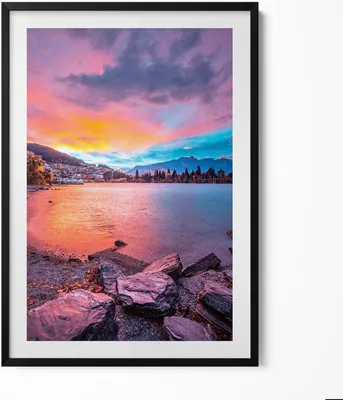 Produktbild von Landschaft einer Stadt in den Bergen bei Sonnenuntergang– Wandbild mit Rahmen – Gerahmtes Bild  – Wanddekoration – 70x100 cm –  Schwarz Rahmen