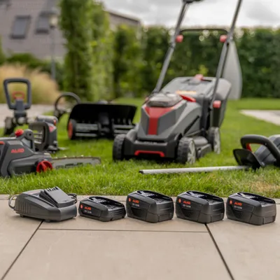 Produktbild von AL-KO 18 V BOSCH HOME AND GARDEN COMPATIBLE Akku B75 Li 4,0 Ah, 95 / 39 min Ladedauer mit Ladegerät C50 Li / Schnellladegerät FC100 Li, 72 Wattstunden, 640 Gramm Gewicht