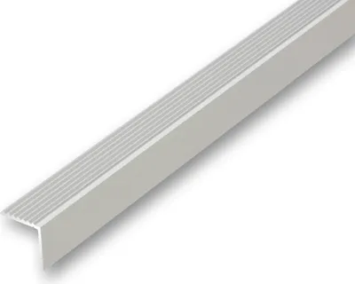 Produktbild von (7,16EUR/m) 19 x 20 x 1000 mm Treppenwinkel silberfarben gebohrt inkl. Montageset Treppenkantenprofil Treppenkante - grob gerieft - rutschhemmend