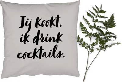 Produktbild von MuchoWow® Zierkissen Sofakissen Wohnzimmer Dekokissen 45x45 cm Taupe - Zitat - Du kochst, ich trinke Cocktails - Schlafpolster - Polster für das Sofa