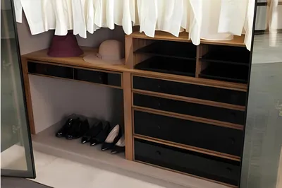 Produktbild von Brauner Kleiderschrank für Schlafzimmer mit Stauraum Glastüren