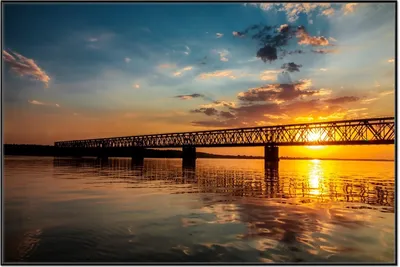 Produktbild von Wallario Wandbild Brücke bei Sonnenuntergang, Größe: 61 x 91,50 cm, Poster mit schwarzem Aluminiumrahmen