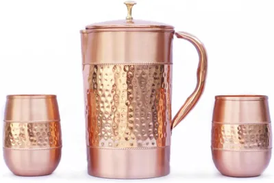 Produktbild von Krug aus reinem Kupfer mit 2 Kupfergläsern, gehämmert und schlicht gestaltet, für Ayurveda-Gesundheitsvorteile mit Fassglas