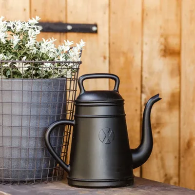 Produktbild von Capi Europe BV Lungo Gießkanne Schwarz aus Kunststoff, B46xT26xH43 cm, 100% recycelbar, bruchfest, für Innen- & Außenbereich, mit nostalgischem Kaffeekannen-Look