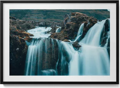 Produktbild von Foto eines Bergwasserfalls– Wandbild mit Rahmen – Gerahmtes Bild  – Wanddekoration – 100x70 cm –  Schwarz Rahmen