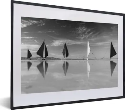 Produktbild von MuchoWow® MuchoWow® Gerahmtes Poster Paraws am Strand von Boracay - schwarz und weiß 40x30 cm - Poster mit zchwarzem Bilderrahmen - Bilderrahmen - Poster im Rahmen