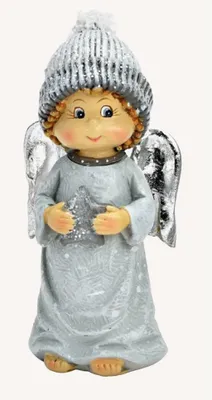 Der Engel trägt gestrickte Mütze mit Glitzer und ein schlichtes, graues Kleid mit frostigen Muster.