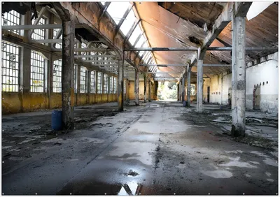 Produktbild von Wallario XXL Outdoor-Poster für Garten oder Balkon, Motiv Alte Industriehalle  leerstehend und einsam, in ca. 400 x 280 cm