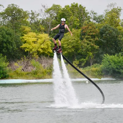 Produktbild von Jochen Schweizer Flyboarden Pachfurth (20 Min.); Erlebnis verschenken oder selbst erleben; Gutschein gültig für 1 Person