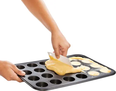 Produktbild von Zenker Mini-Muffinform 24er Backblech (Ø 4,5 cm), für saftige mini Muffins & Cupcakes, Muffinblech, flach & antihaft-beschichtet, Maße: 38,5 x 26,5 x 2 cm