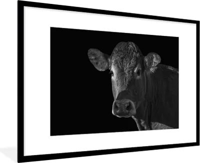 Produktbild von MuchoWow® Gerahmtes Poster Kuh - Tiere - Schwarz - Weiß - Porträt 90x60 cm - Poster mit Schwarzem Bilderrahmen Wandposter Rahmen Foto Bilder - Wanddekoration - Fotos