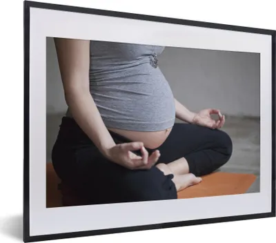 Produktbild von MuchoWow® MuchoWow® Gerahmtes Poster Eine schwangere Frau beim Yoga 40x30 cm - Poster mit zchwarzem Bilderrahmen - Bilderrahmen - Poster im Rahmen