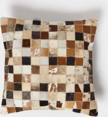 Produktbild von HOMESCAPES Fellkissen 45 x 45 cm kariert - Patchwork Kissen aus Fell & Leder mehrfarbig-braun
