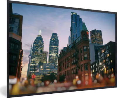 Produktbild von MuchoWow® MuchoWow® Gerahmtes Poster Zwischen den Gebäuden liegt die südkanadische Stadt Toronto 60x40 cm - Poster mit zchwarzem Bilderrahmen - Printing - Wanddeko Schlafzimmer