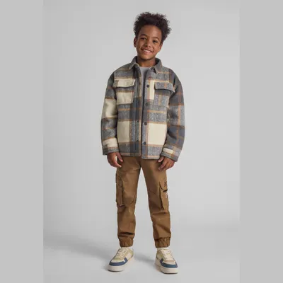 Immagine prodotto di Pantaloni cargo in cotone beige per bambini, marca Minoti. Pantaloni cargo elasticizzati in vita, con tasche, adatti ai bambini
