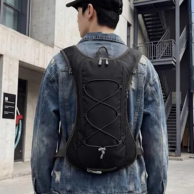 Produktbild von Leichter Trinkrucksack mit 2-Liter-Wasserblase zum Radfahren, Laufen und Klettern, Schwarz