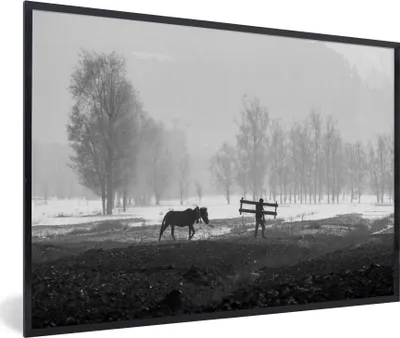 Produktbild von MuchoWow® MuchoWow® Gerahmtes Poster Pferd - Bauernhof - Schnee 90x60 cm - Poster mit zchwarzem Bilderrahmen - Fotorahmen - Foto-Plakat