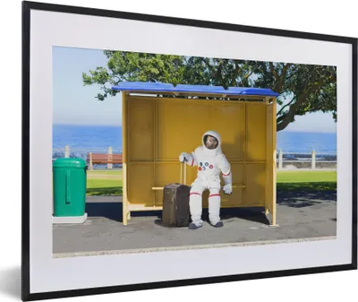 Produktbild von MuchoWow® MuchoWow® Gerahmtes Poster Komischer Astronaut in einem Buswartehäuschen 60x40 cm - Poster mit zchwarzem Bilderrahmen - Schlafzimmer - Plakat in Rahmen - Drucken