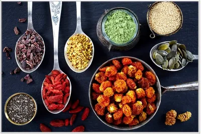 Produktbild von Wallario Wandbild Gesunde Superfoods in Töpfen, Größe: 61 x 91,50 cm, Poster mit weißem Aluminiumrahmen