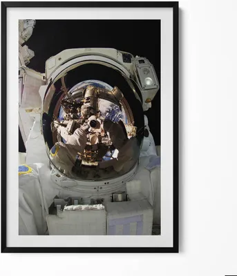 Produktbild von NASA-Astronaut im Weltraum– Wandbild mit Rahmen – Gerahmtes Bild  – Wanddekoration – 70x100 cm –  Schwarz Rahmen