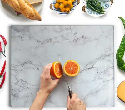 Image de Planche à découper en verre, 50 × 40 cm – Planche à découper hygiénique en verre trempé – Résistante à la chaleur, aux rayures et antidérapante – Plateau en verre pour la cuisine – Aspect marbre gris