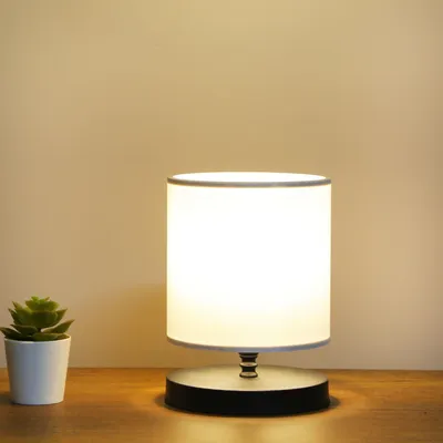 Produktbild von Opviq, Hochwertige Tischlampe, Stoffkörper, 15 x 15 x 22 cm, Höhe mit Kabel: 100 cm, E14 Fassung, max. 40 W, elegante weiße Farbe, ideal für modernes Wohnen.