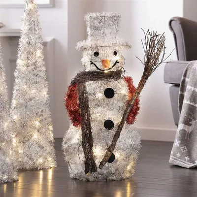 Produktbild von FRANK FLECHTWAREN LED-Schneemann Silberglimmer, Kunststoff, Metallrahmen, Filz, Reisig, 20 warmweiße LEDs, batteriebetrieben, Maße: Höhe 62 cm, ohne B