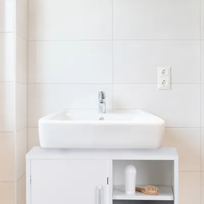 Image de Meuble sous-vasque Relaxdays, à une porte, meuble de salle de bains, avec découpe, 3 étagères, meuble sous-WC 51 x 60 x 32 cm, blanc
