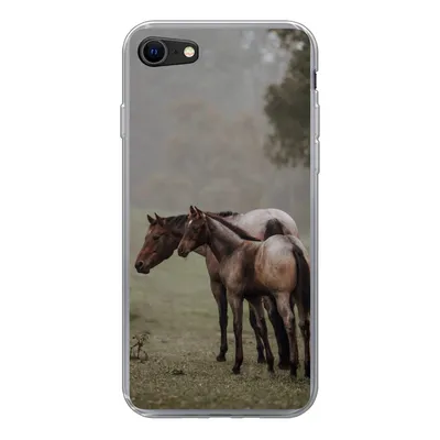 Produktbild von MuchoWow® Handyhülle Schutzhülle Hülle für iPhone 7 Pferde - Natur - Nebel Silikon Softcase Handy Hülle - Kartenhalter